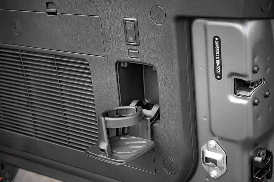 Sistema de som Sony n&atilde;o vem na vers&atilde;o b&aacute;sica. Sa&iacute;da de ar traseira &eacute; bem posicionada. Porta-malas tem porta-copos