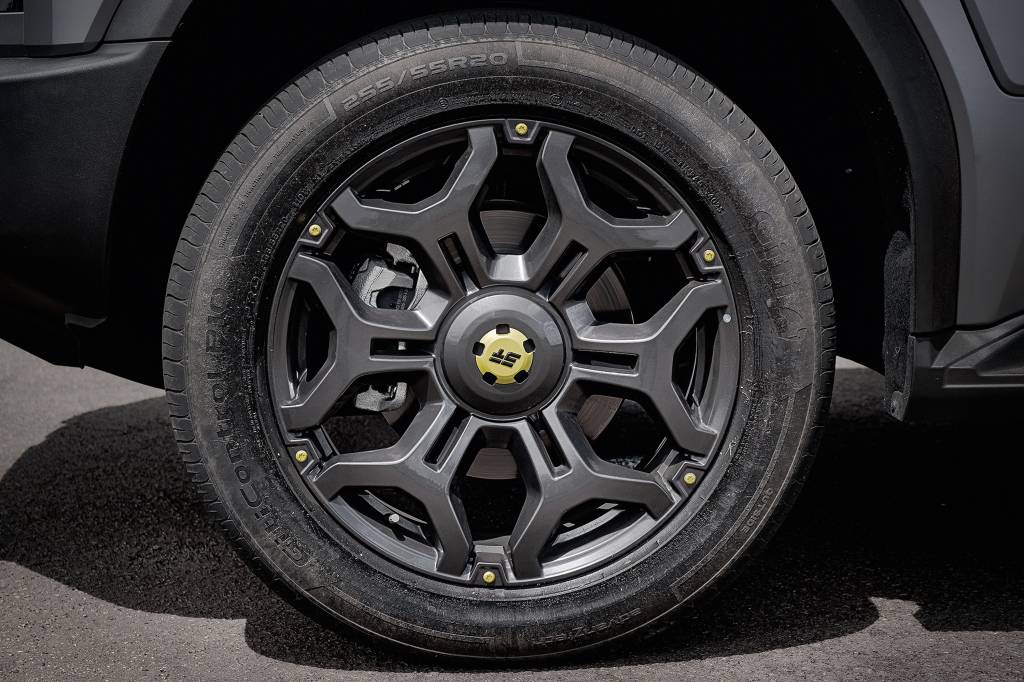 Rodas aro 20&rdquo; t&ecirc;m detalhes em tom amarelo