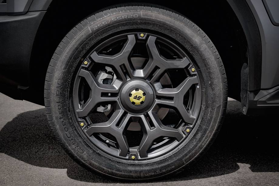 Rodas aro 20&rdquo; t&ecirc;m detalhes em tom amarelo