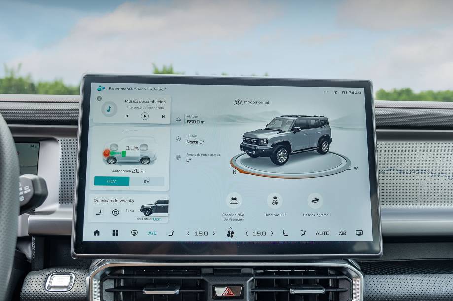 Quadro de instrumentos mostra rota&ccedil;&atilde;o do motor a combust&atilde;o e do el&eacute;trico. Na central, h&aacute; indica&ccedil;&otilde;es de uso off-road