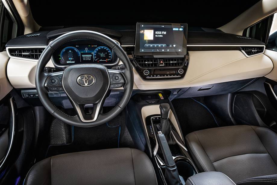 A Toyota caprichou na reestiliza&ccedil;&atilde;o, feita em 2023 para a linha 2024, equipando o Corolla com uma multim&iacute;dia melhorada e painel de instrumentos digital. Por&eacute;m, ainda precisa de um sistema melhor para a multim&iacute;dia e mais alguns equipamentos, como c&acirc;mera 360&deg; e freio de estacionamento eletr&ocirc;nico, para o lugar da alavanca manual