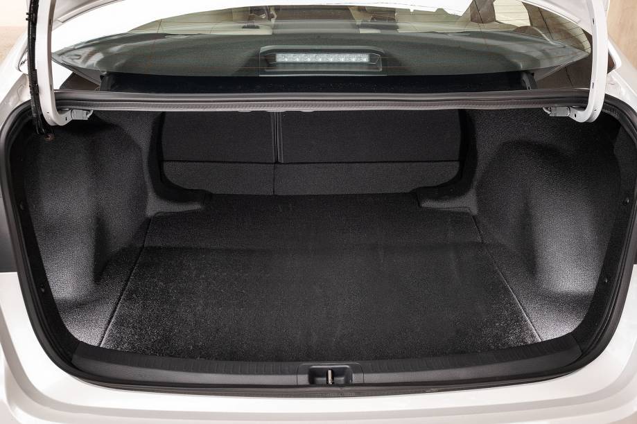 Ainda que seja menor do que o King, na traseira o Corolla entrega mais espa&ccedil;o no porta-malas, com 470 litros de capacidade