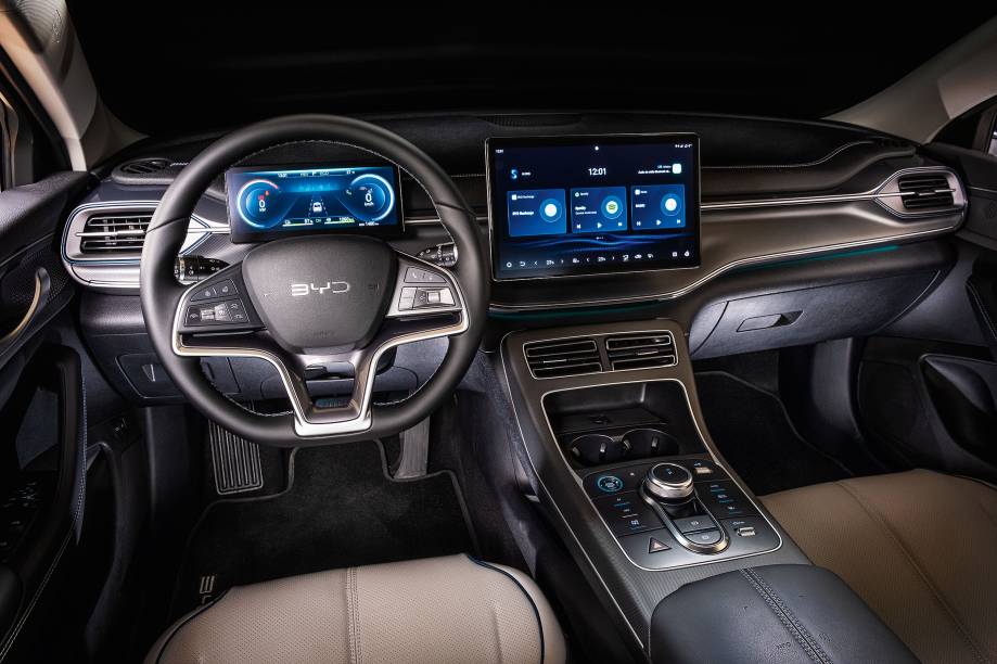 O BYD King &eacute; bem mais tradicional do que outros carros da marca, mantendo somente a tela central girat&oacute;ria. Tanto o quadro de instrumentos quanto a multim&iacute;dia oferecem mais fun&ccedil;&otilde;es e informa&ccedil;&otilde;es sobre o sistema h&iacute;brido e t&ecirc;m uma resolu&ccedil;&atilde;o superior &agrave; do display da Toyota, al&eacute;m de receber atualiza&ccedil;&otilde;es frequentes