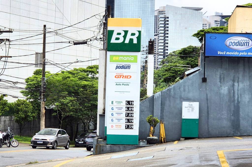 Gasolina e diesel estão mais caros nos postos antes de reajuste da Petrobras