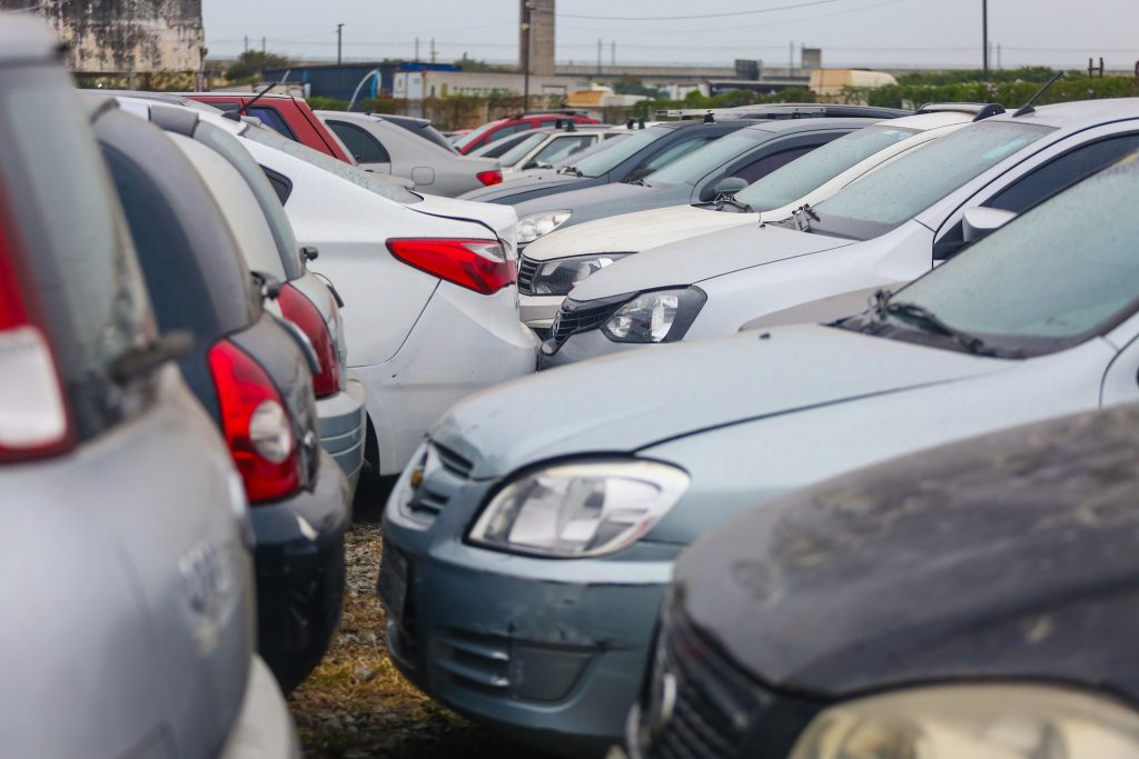 Ve&iacute;culos estacionados em p&aacute;tio