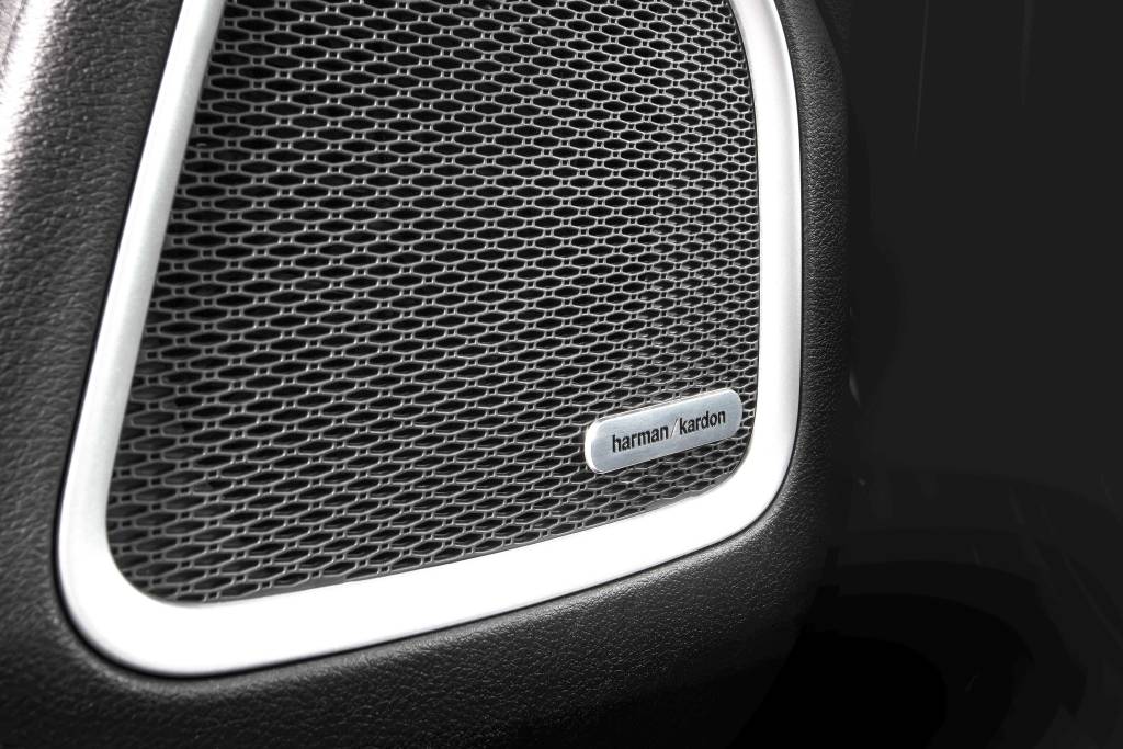 Donos de Jeep Commander descobrem que som Harman Kardon usa alto-falantes comuns