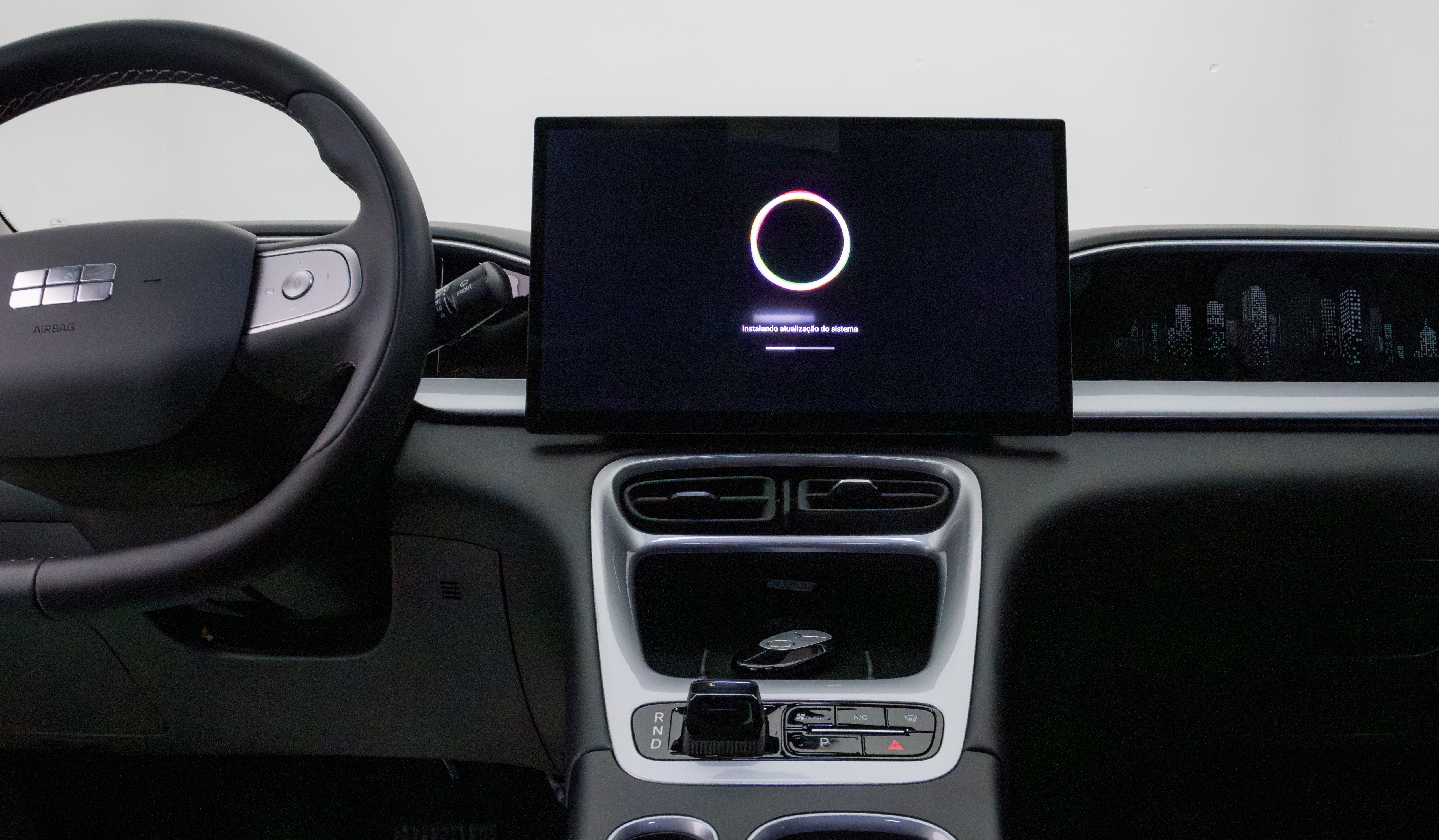 Central multim&iacute;dia do Geely EX2 durante atualiza&ccedil;&atilde;o