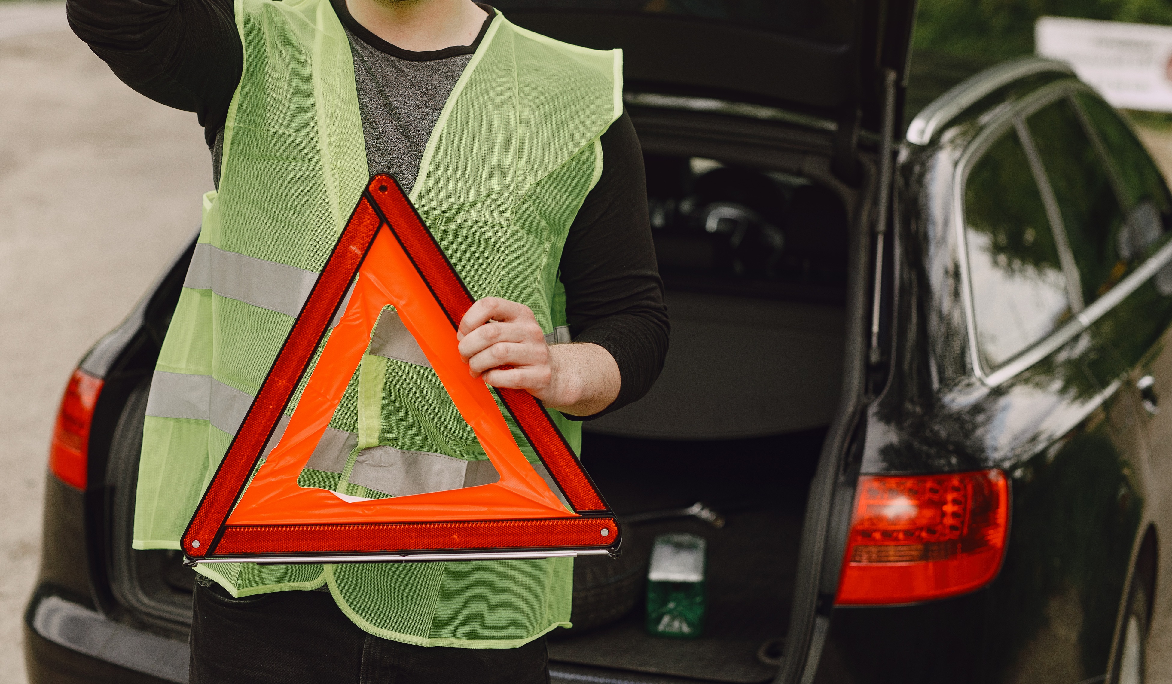 Texto do PL prevê que motoristas com o carro parado em vias deverão utilizar colete refletivo de forma obrigatória