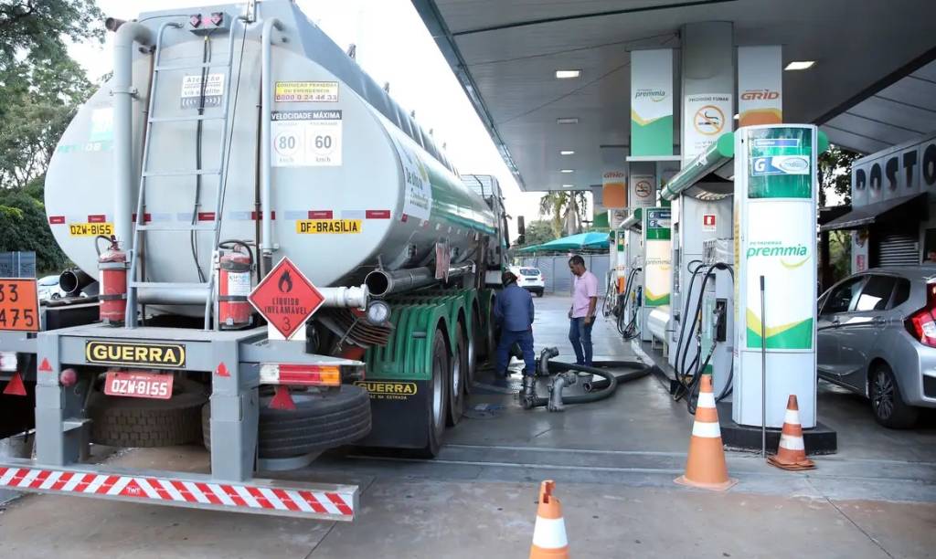 Governo diz que abastecimento de diesel está garantido até o final de abril