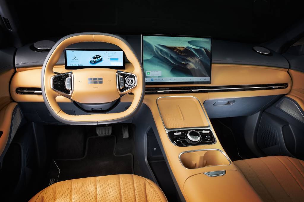 Interior do Geely exibe um desenho &oacute;bvio, mas seu acabamento &eacute; bem executado