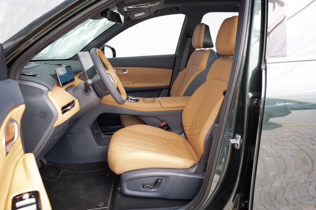 Geely oferece mais espa&ccedil;o interno e op&ccedil;&atilde;o de interior caramelo; porta-malas de 428 l &eacute; menor, mas tem abertura autom&aacute;tica