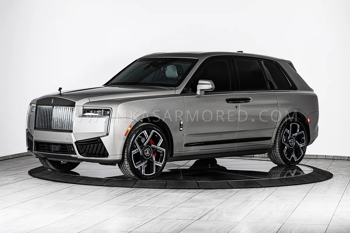 Rolls-Royce Cullinan ganha blindagem discreta que resiste a granadas