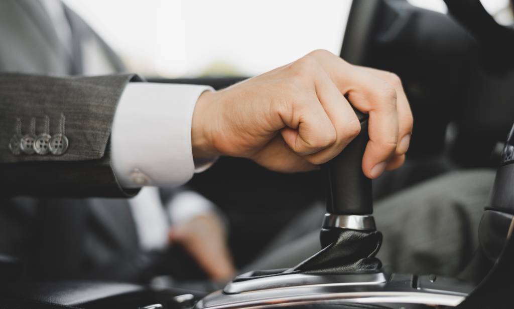 Dirige carro automático? Veja se você comete estes erros que quebram o câmbio