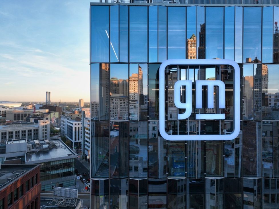Edif&iacute;cio moderno de vidro com o logotipo 