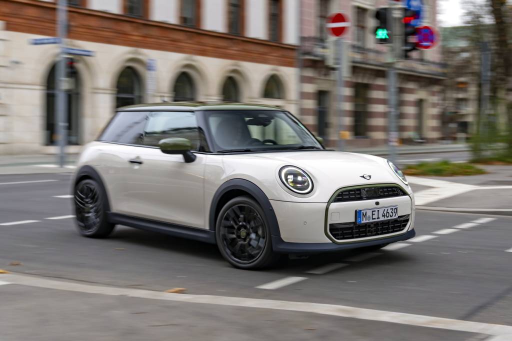 Mini One retorna como carro de entrada com motor 1.6 e menos ousado