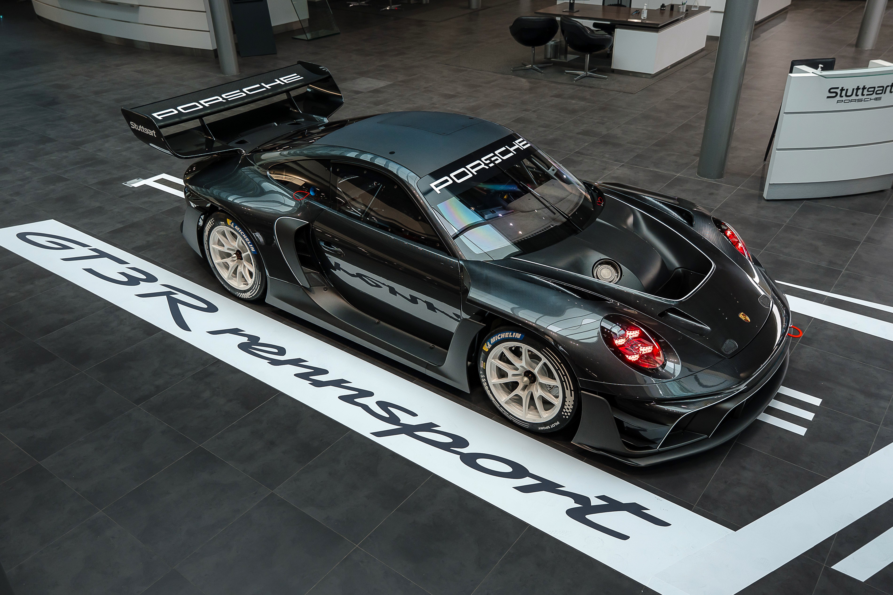 Porsche 911 GT3 R Rennsport é proibido nas ruas e nas pistas e está exposto no Brasil