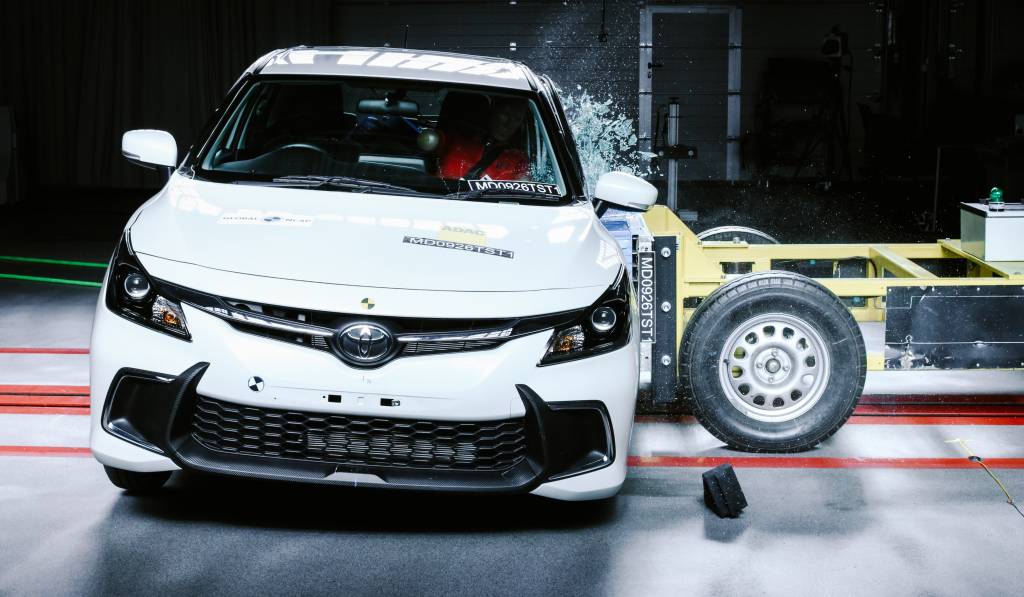 Carro da Toyota zera em avaliação de segurança e tem crash-test interrompido