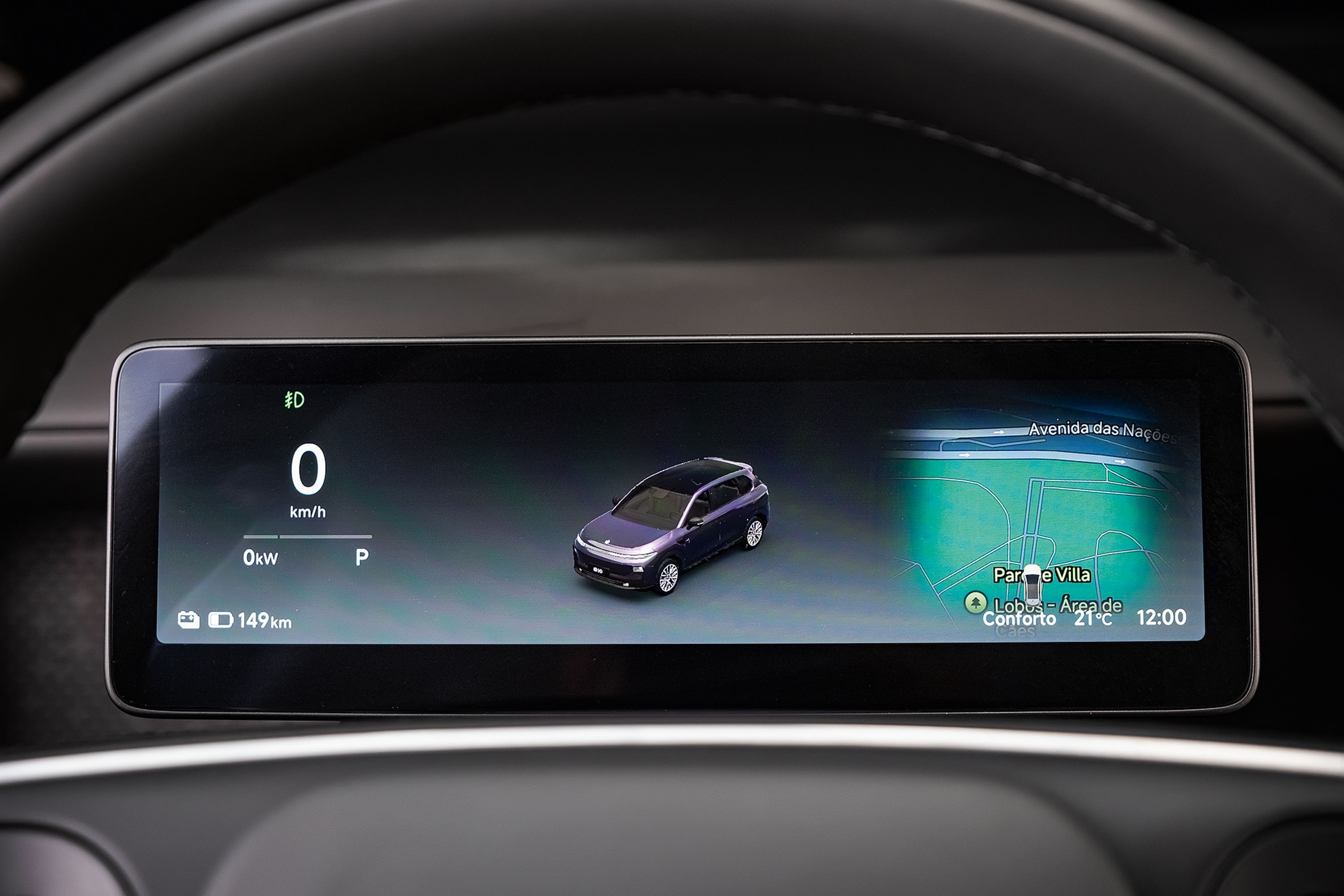 Painel digital de carro com veloc&iacute;metro marcando 0 km/h, autonomia de 149 km, e um carro roxo em 3D. &Agrave; direita, um mapa com a localiza&ccedil;&atilde;o atual em Parque Villa, temperatura de 21&deg;C e hor&aacute;rio 12:00