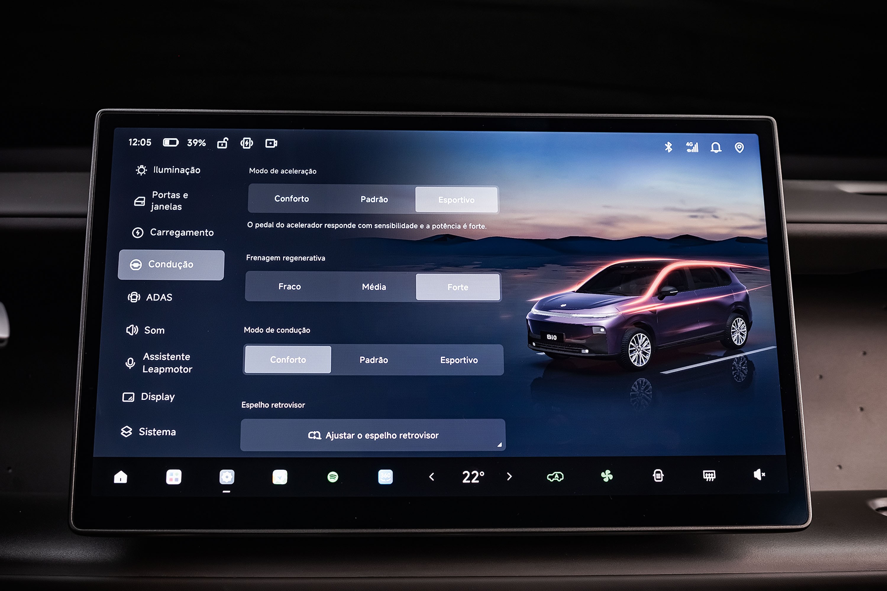 Tela de carro com menu de configura&ccedil;&otilde;es de condu&ccedil;&atilde;o, mostrando op&ccedil;&otilde;es como Modo de acelera&ccedil;&atilde;o e Frenagem regenerativa com Forte selecionado. &Agrave; direita, um carro roxo com luzes neon em um cen&aacute;rio de p&ocirc;r do sol.