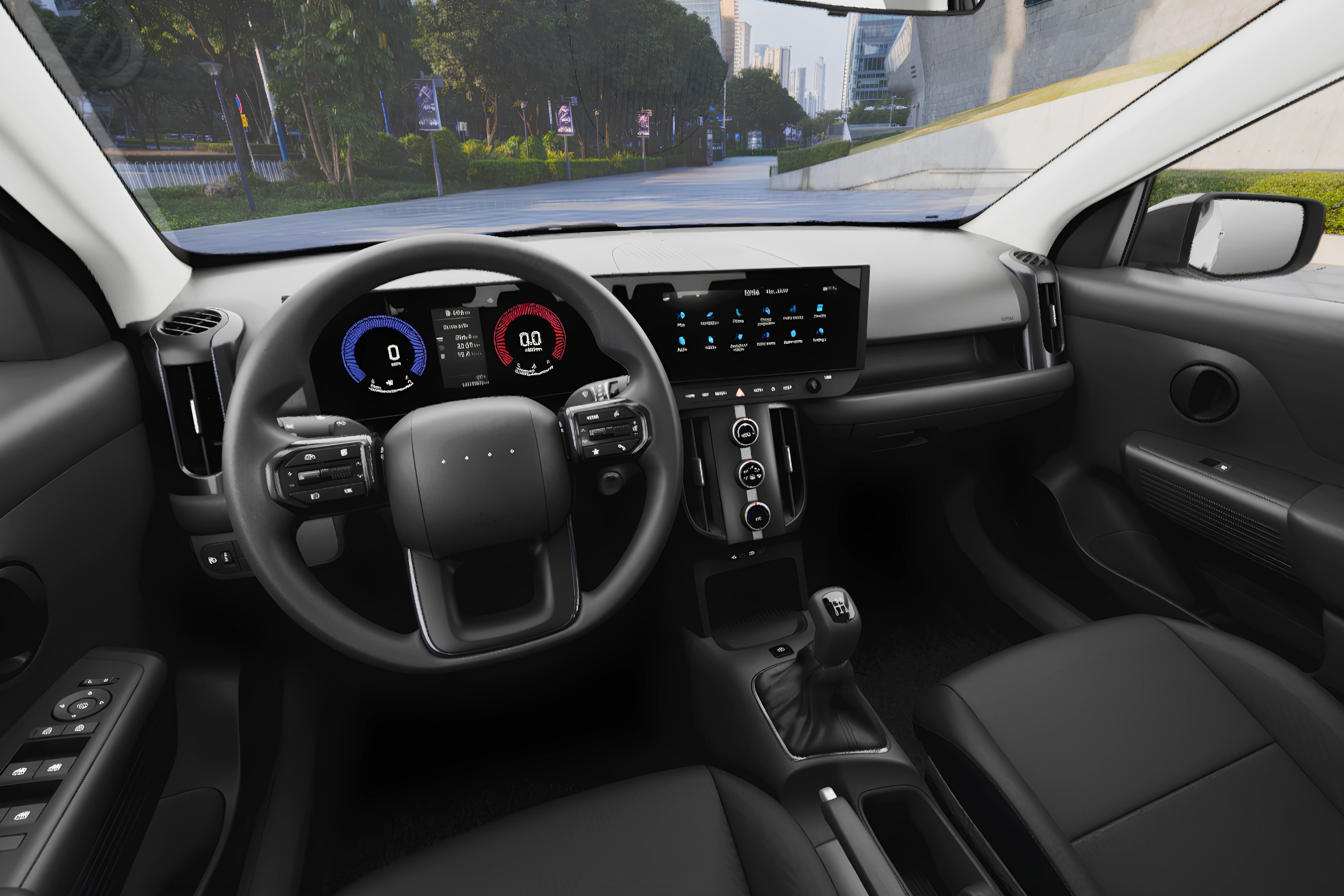 Interior de um carro moderno com painel preto, volante multifuncional e duas telas digitais. A tela principal exibe &iacute;cones de aplicativos, enquanto a do motorista mostra veloc&iacute;metro e conta-giros. O c&acirc;mbio manual e o assento do passageiro s&atilde;o vis&iacute;veis, com uma rua arborizada ao fundo atrav&eacute;s do para-brisa