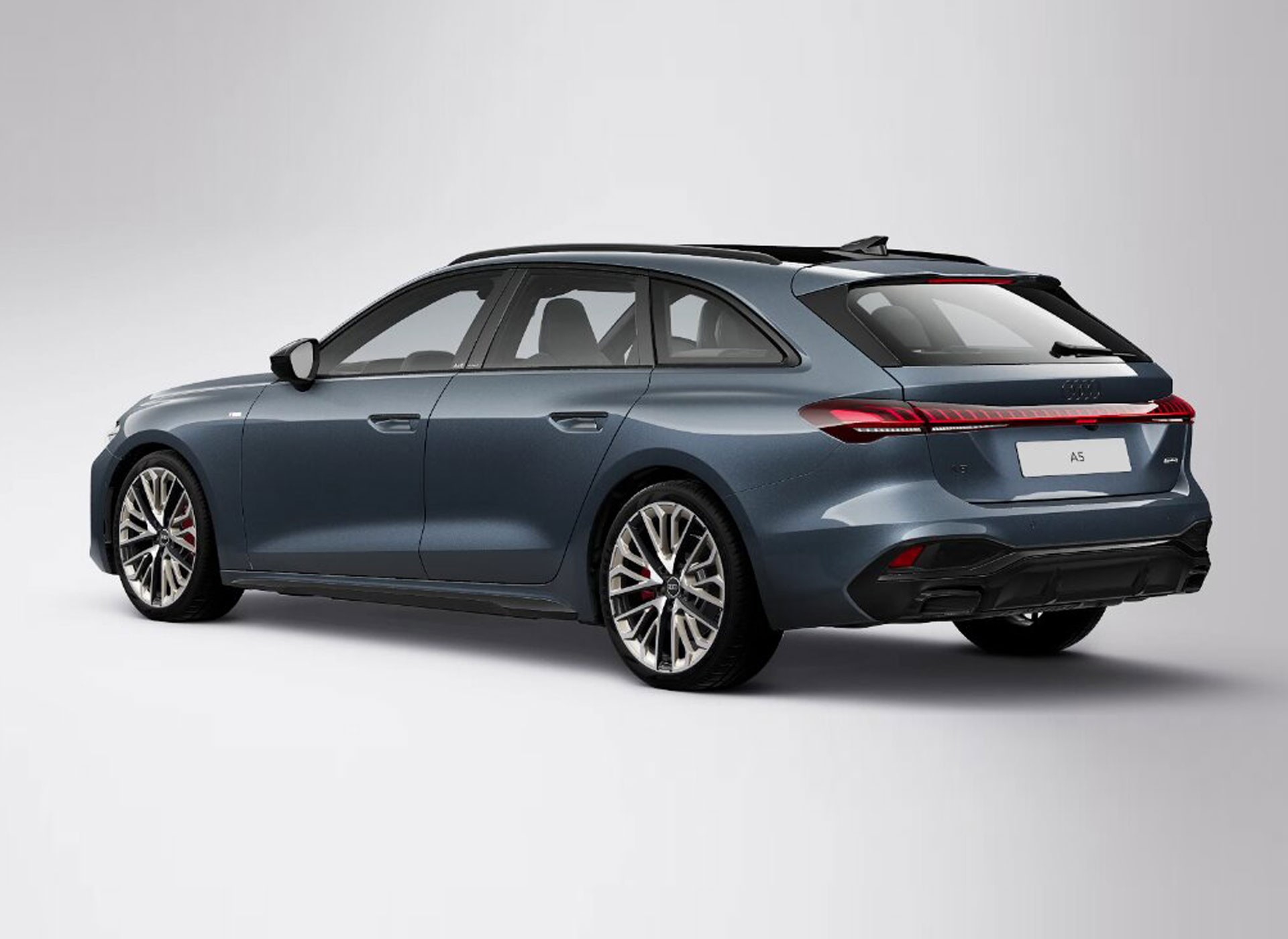 Carro Audi A6 Avant e-tron azul-escuro, visto de traseira e lateral, com rodas prateadas e teto solar, em fundo branco