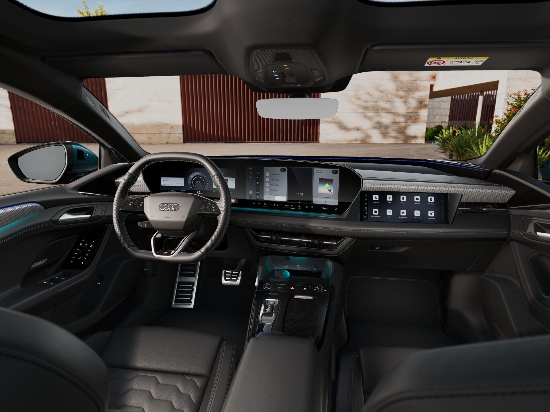 Interior de um carro Audi moderno, com volante multifuncional, painel digital com telas sens&iacute;veis ao toque exibindo informa&ccedil;&otilde;es e aplicativos. Os bancos s&atilde;o de couro preto, e o exterior vis&iacute;vel pela janela mostra uma parede texturizada e vegeta&ccedil;&atilde;o