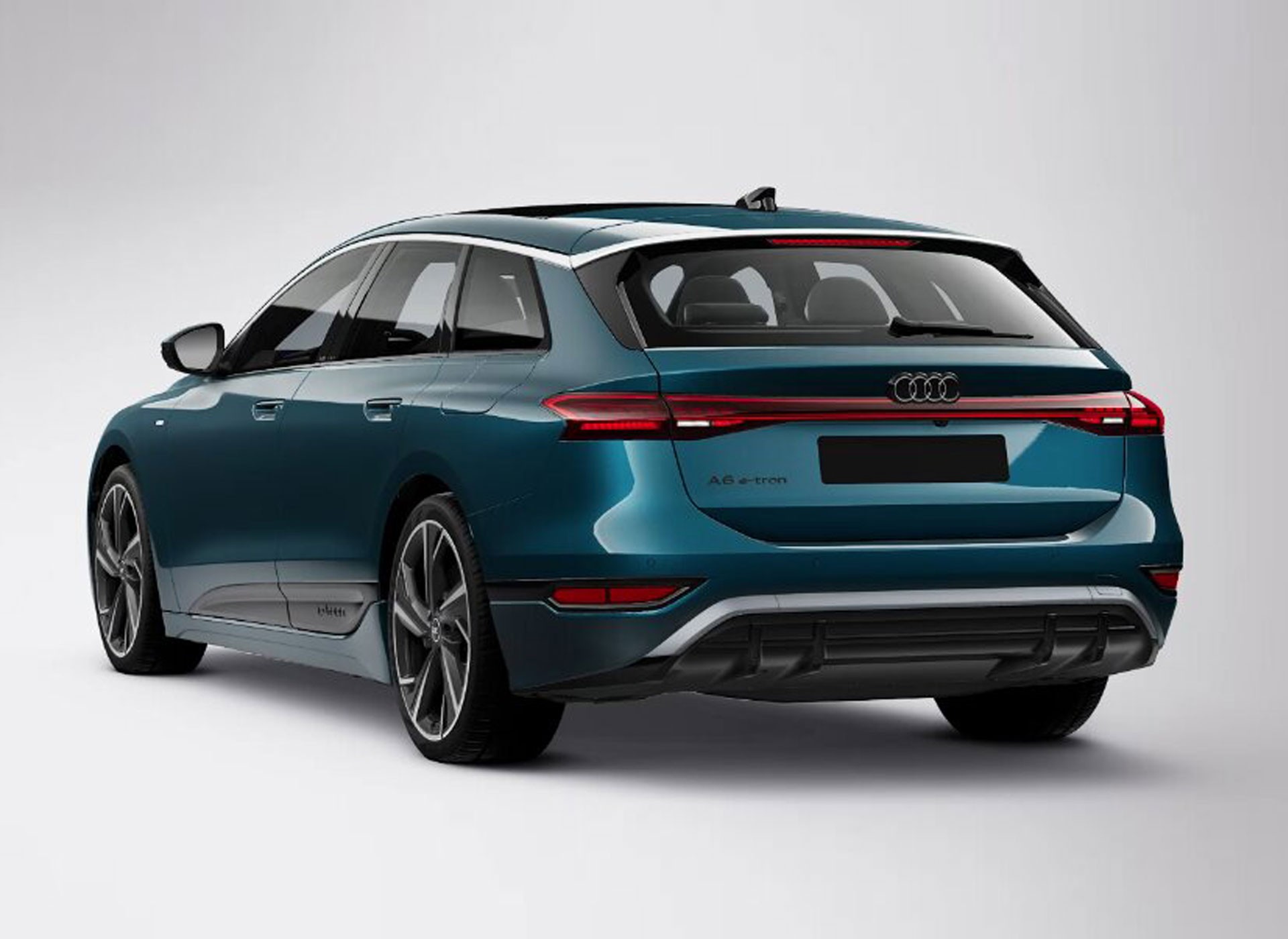 Traseira e lateral direita de um carro Audi A6 Avant e-tron azul-petr&oacute;leo, com teto solar, rodas esportivas e lanternas traseiras em LED interligadas, sobre fundo branco