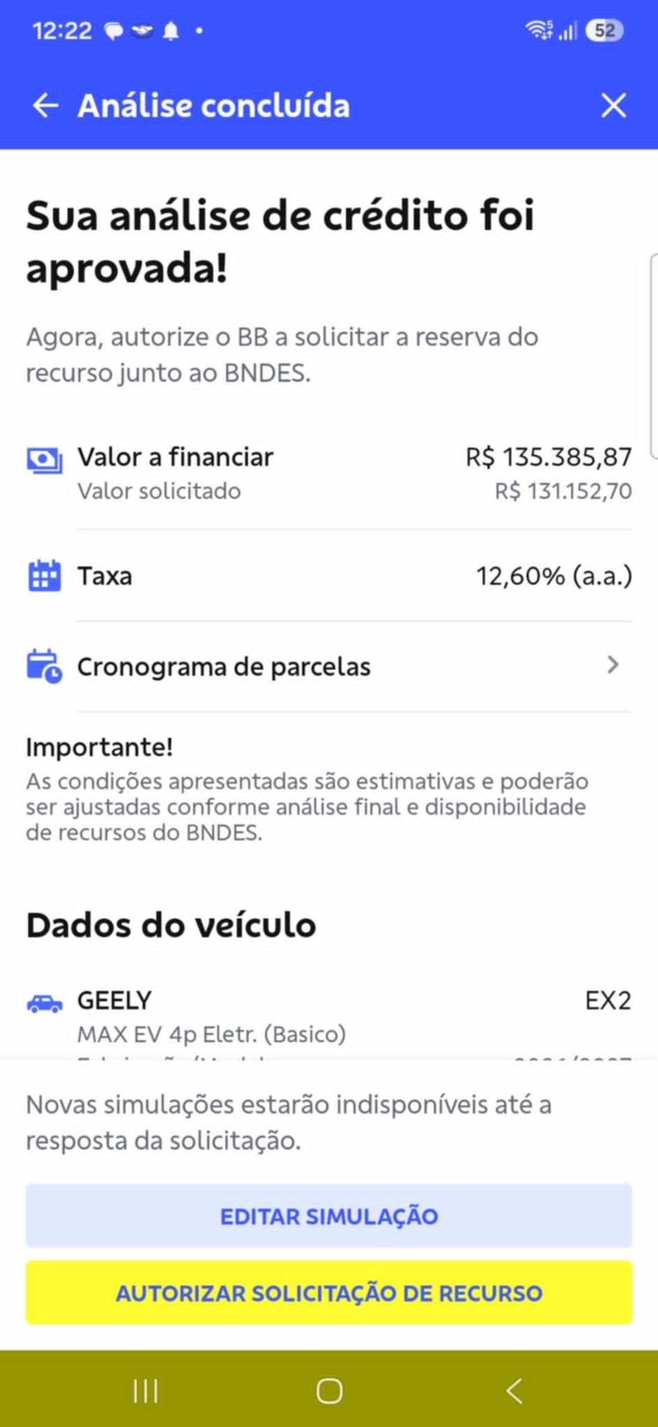 Tela de aplicativo banc&aacute;rio exibindo An&aacute;lise conclu&iacute;da e Sua an&aacute;lise de cr&eacute;dito foi aprovada!. Detalhes incluem valor a financiar de R$ 135.385,87, taxa de 12,60% (a.a.), e dados do ve&iacute;culo Geely MAX EV 4p Eletr. (B&aacute;sico). Bot&otilde;es EDITAR SIMULA&Ccedil;&Atilde;O e AUTORIZAR SOLICITA&Ccedil;&Atilde;O DE RECURSO est&atilde;o vis&iacute;veis
