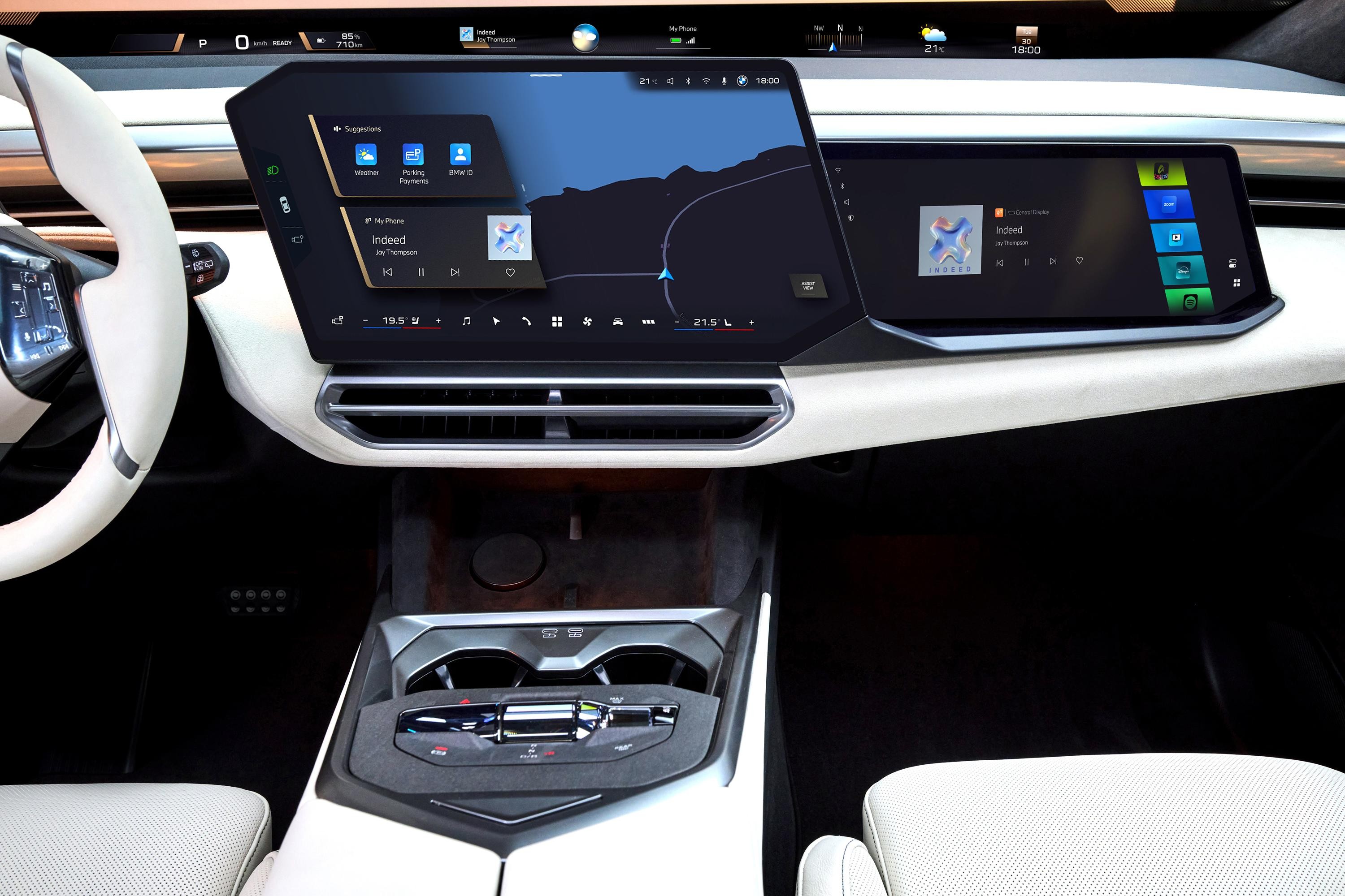 Interior de carro moderno com volante branco &agrave; esquerda, painel com duas telas digitais grandes exibindo mapa e aplicativos, e console central com porta-copos e controles. O estofamento &eacute; branco, e o ambiente &eacute; escuro