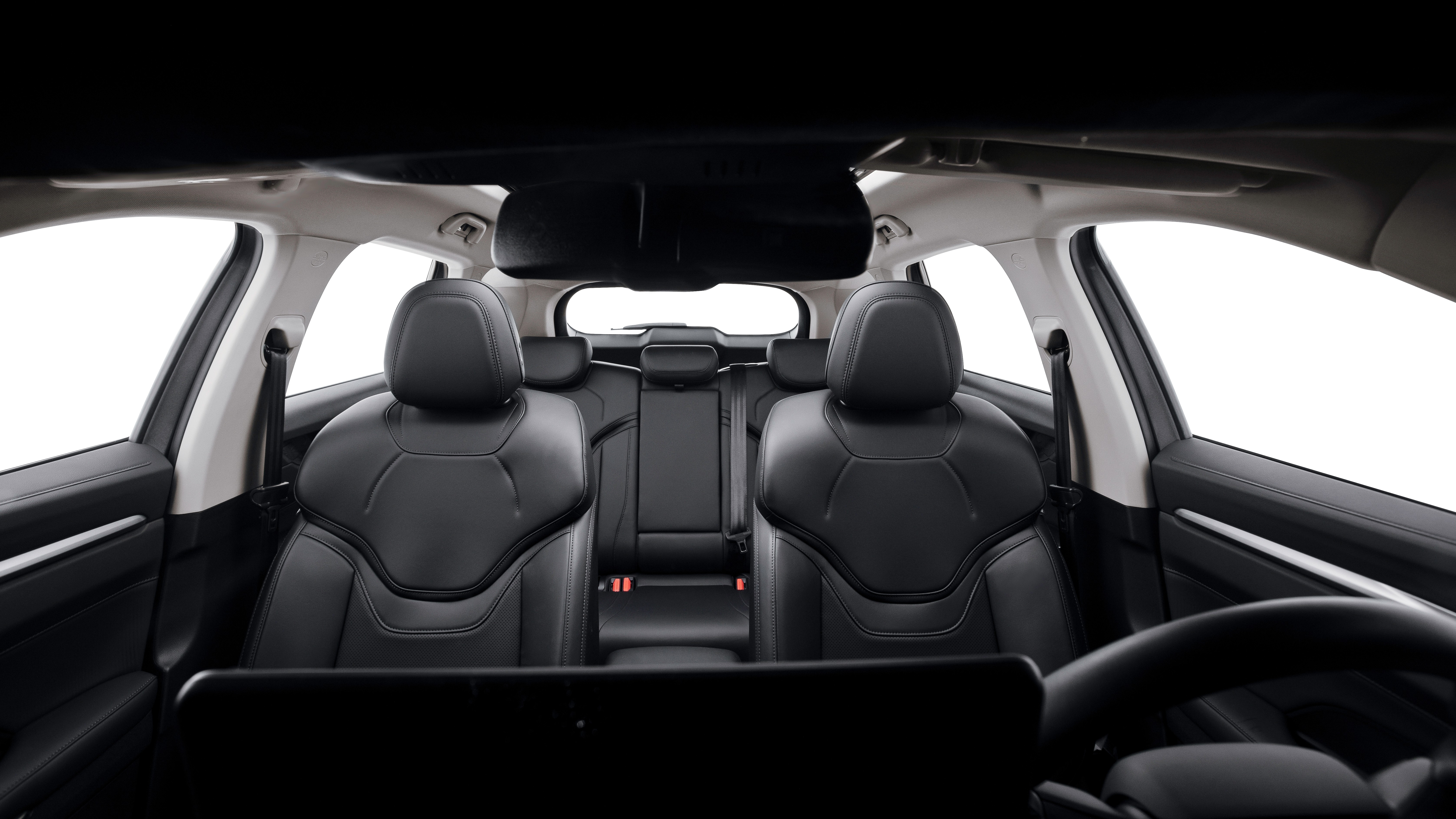 Interior de um carro com bancos de couro pretos, vistos do painel frontal. Os bancos dianteiros e traseiros s&atilde;o vis&iacute;veis, com janelas brancas ao fundo, sugerindo um est&uacute;dio ou fundo claro. O volante aparece parcialmente &agrave; direita