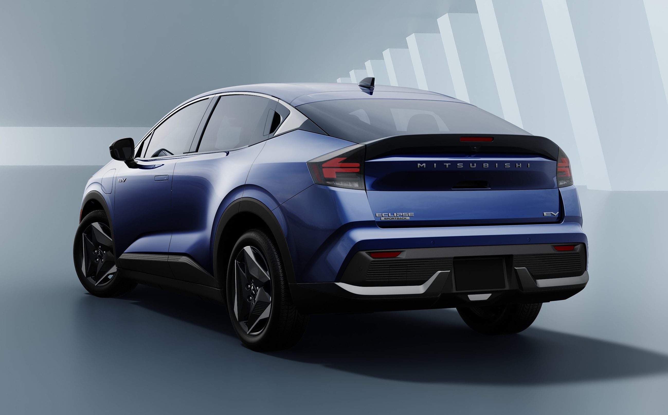 Carro azul escuro, modelo SUV cup&ecirc;, visto de traseira e lateral direita, estacionado em um est&uacute;dio minimalista com paredes brancas angulares ao fundo