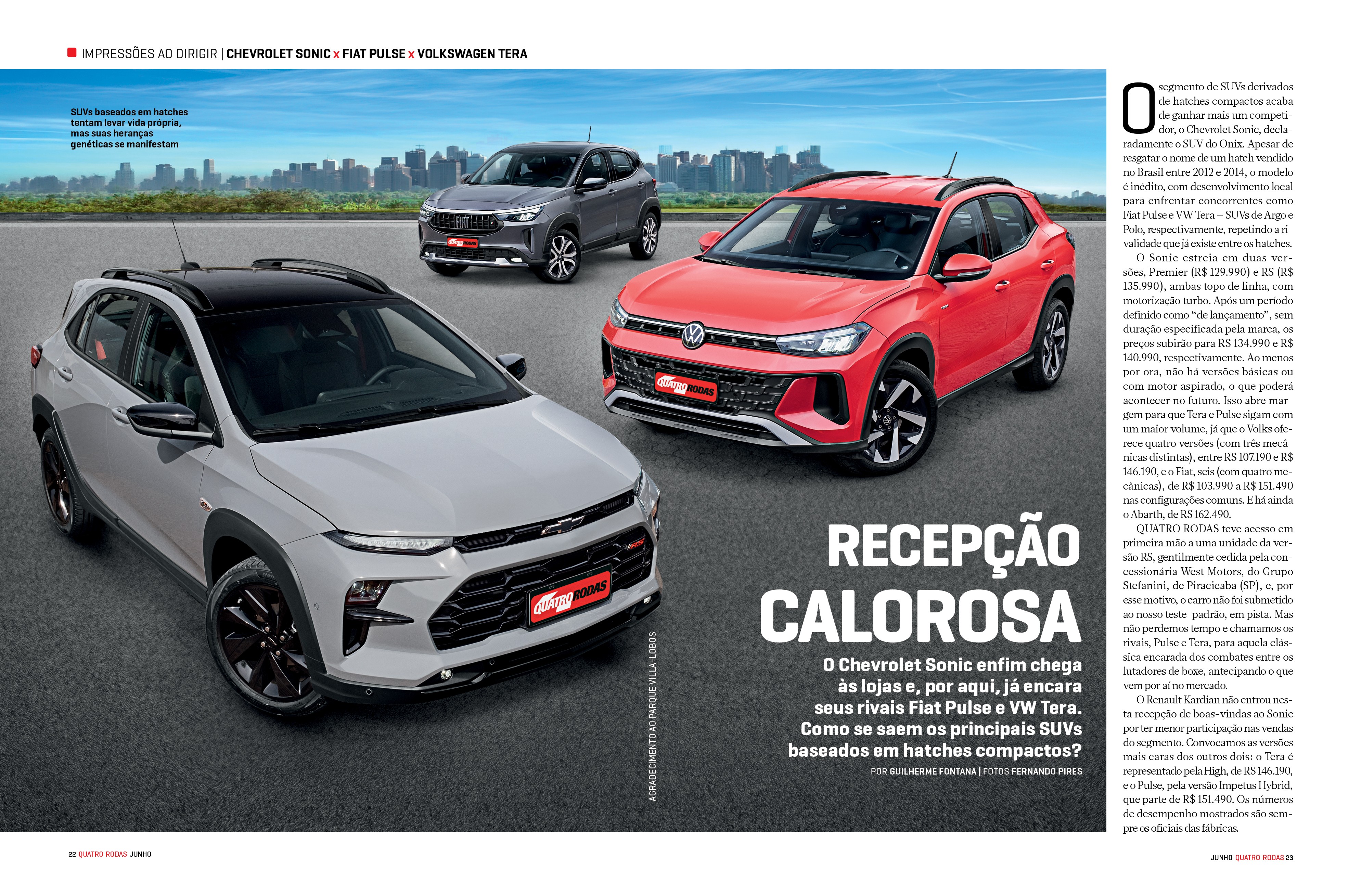 Tr&ecirc;s SUVs compactos em uma rua asfaltada: um Chevrolet Sonic branco em primeiro plano, um Volkswagen T-Cross vermelho &agrave; direita e um Fiat Pulse cinza ao fundo, com uma cidade no horizonte