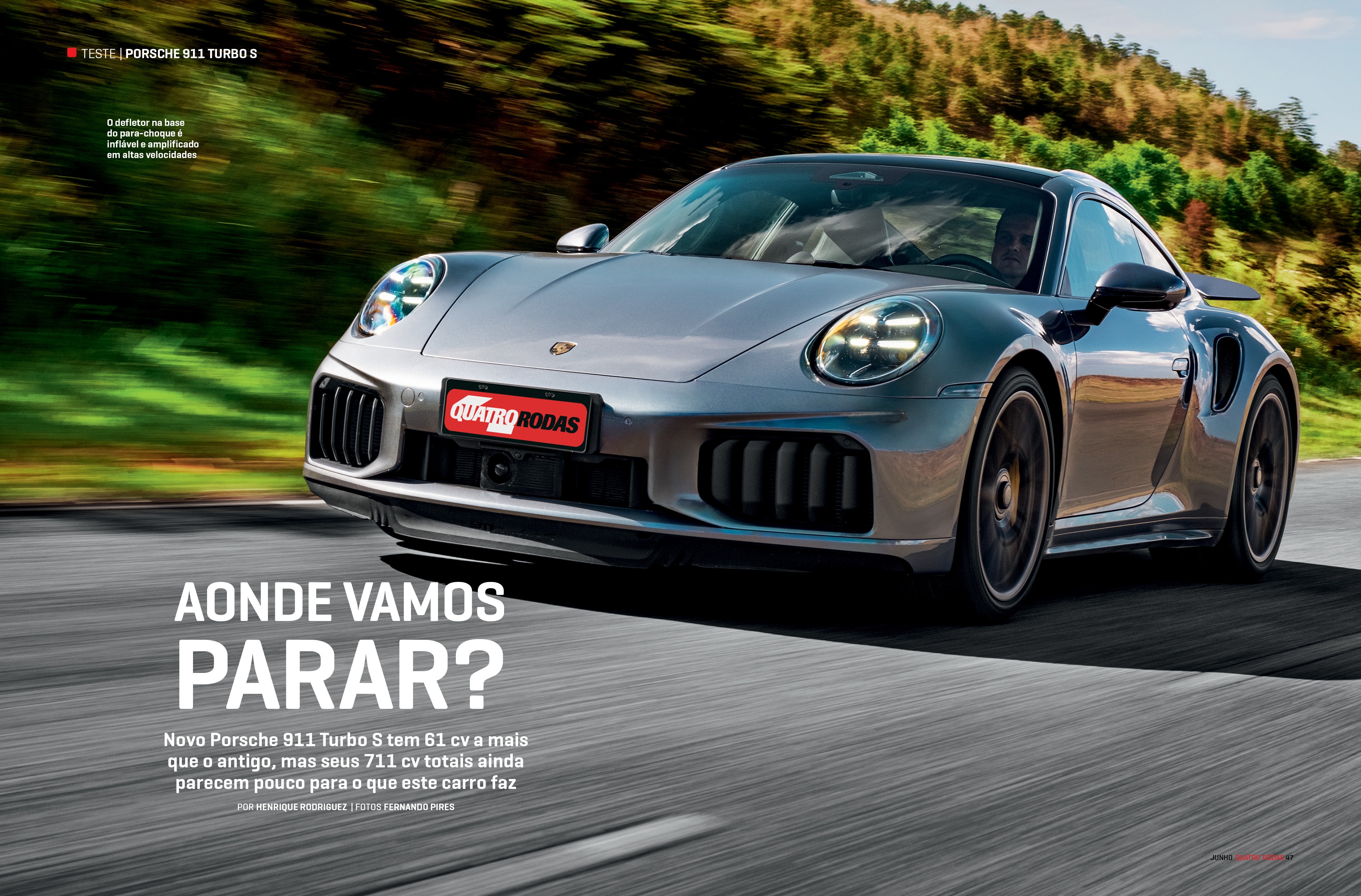 Porsche 911 Turbo S cinza met&aacute;lico em movimento r&aacute;pido, com o fundo de &aacute;rvores borrado e o asfalto com linhas de velocidade, transmitindo dinamismo
