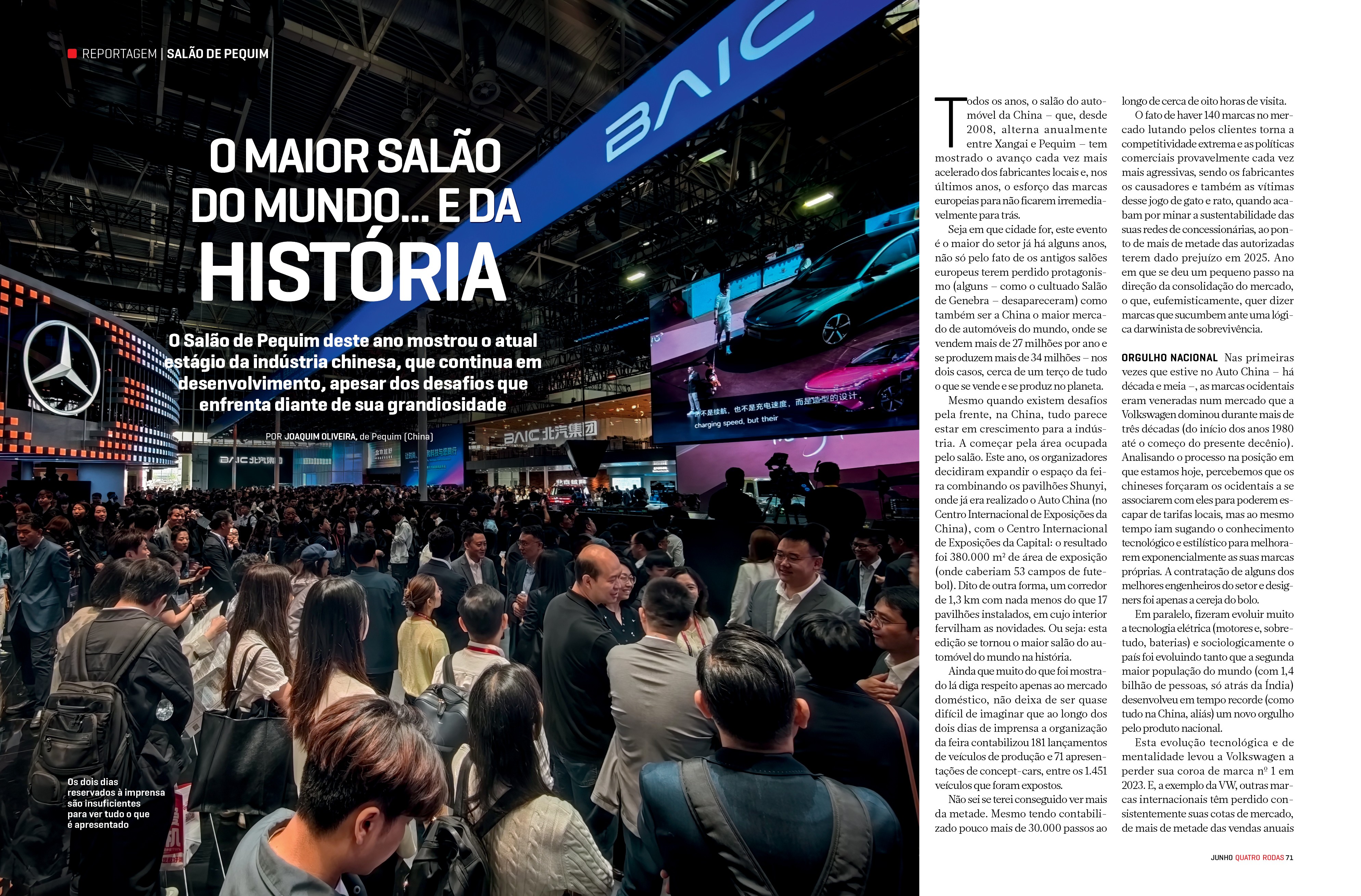 Multid&atilde;o de pessoas em um sal&atilde;o de exposi&ccedil;&otilde;es de carros, com telas grandes exibindo ve&iacute;culos e o logotipo da Mercedes-Benz &agrave; esquerda. O t&iacute;tulo O MAIOR SAL&Atilde;O DO MUNDO... E DA HIST&Oacute;RIA est&aacute; em destaque, com um texto sobre o Sal&atilde;o de Pequim e a ind&uacute;stria chinesa. H&aacute; um texto jornal&iacute;stico &agrave; direita
