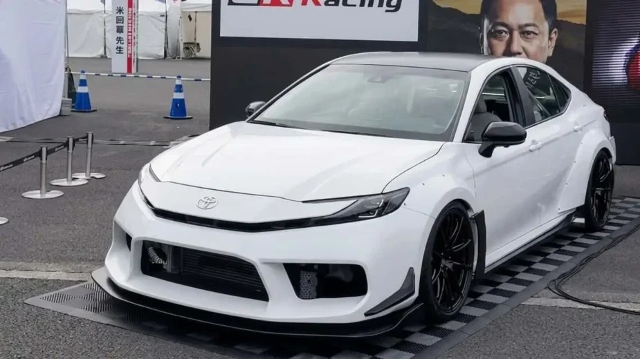 Toyota cria Camry com dois motores a combustão, sete cilindros e 700 cv