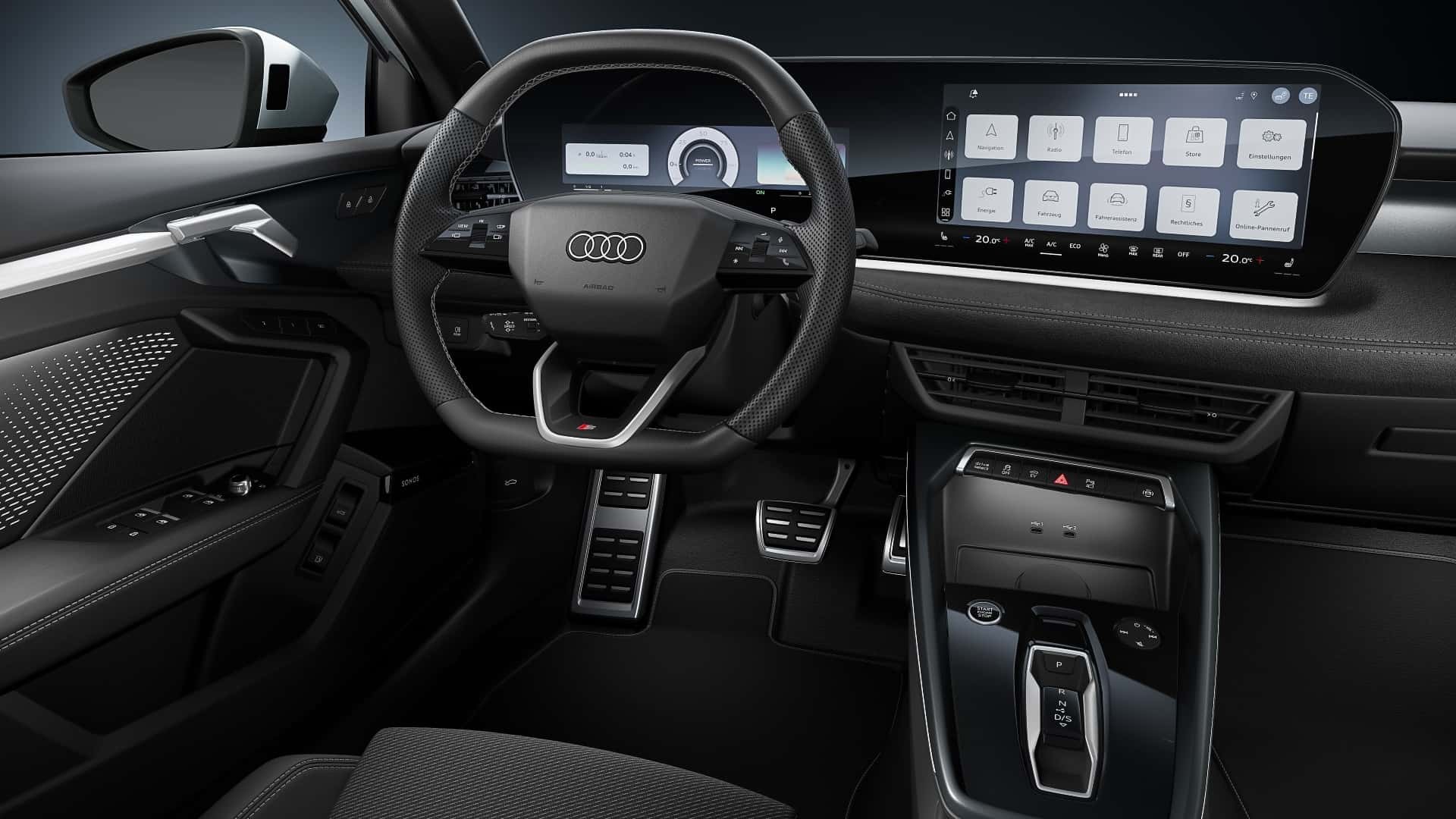 Interior de um carro Audi moderno, com volante multifuncional, painel digital e tela multim&iacute;dia touchscreen exibindo &iacute;cones de aplicativos. Detalhes em preto e prata, pedais esportivos e console central com seletor de marcha eletr&ocirc;nico. O design &eacute; elegante e tecnol&oacute;gico