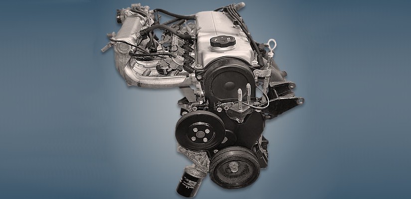 Motor de carro em preto e branco, com diversas pe&ccedil;as met&aacute;licas e mangueiras vis&iacute;veis, sobre um fundo azul escuro