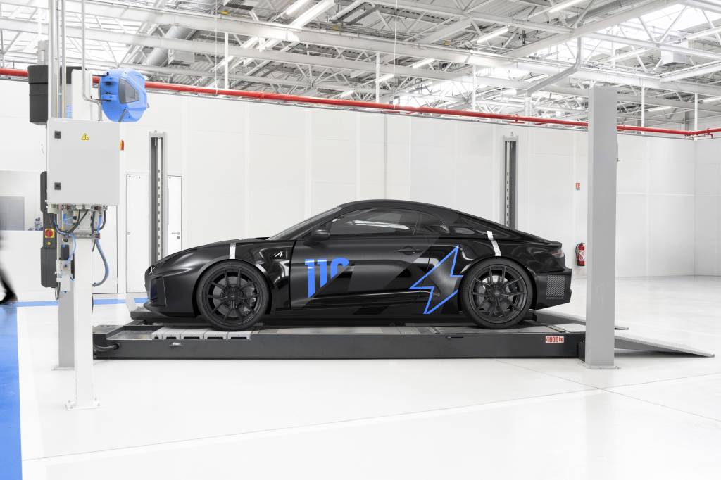 Novo Alpine A110 elétrico tem bateria dividida para simular carros de motor central