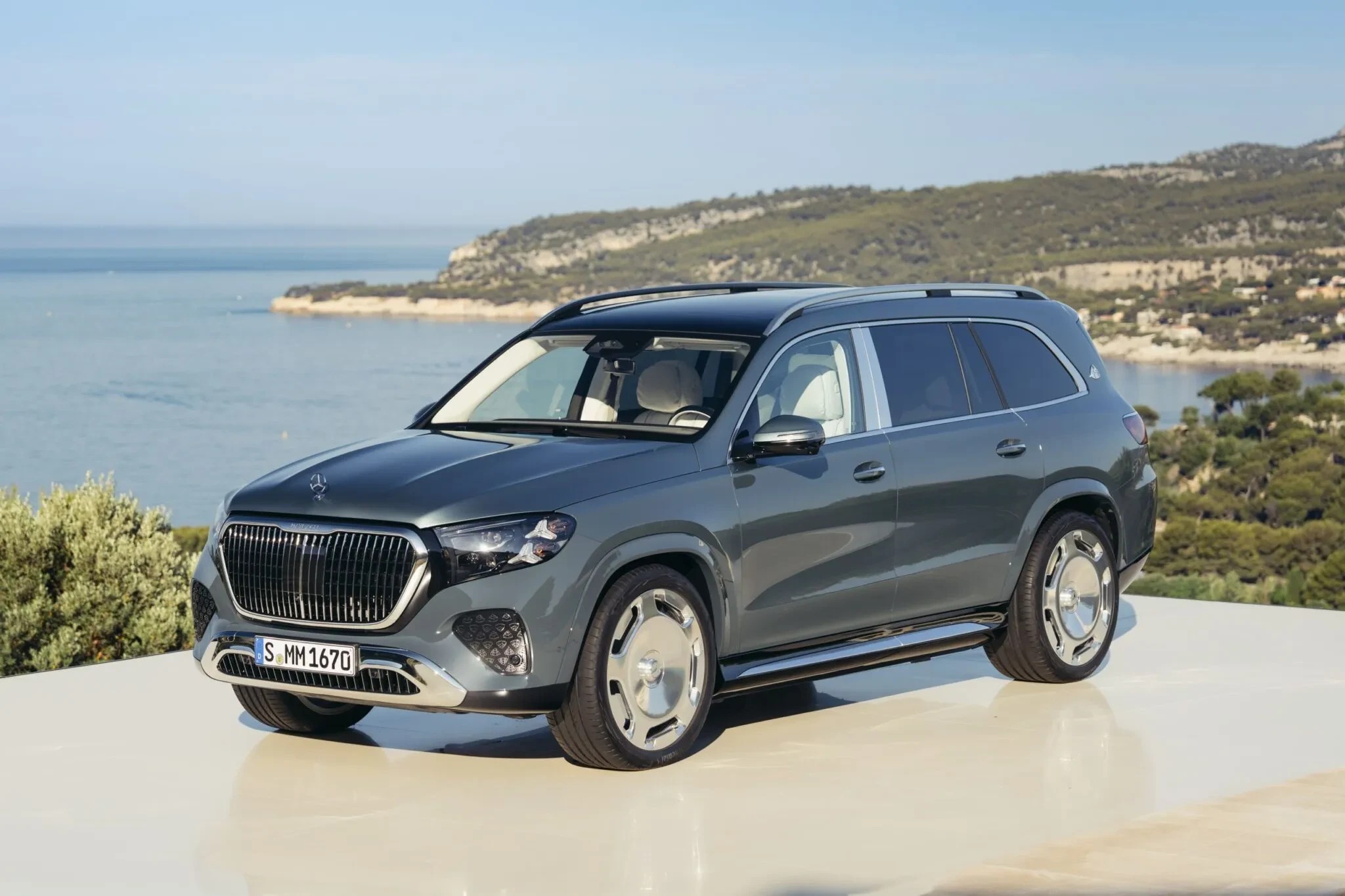 SUV mais caro da Mercedes ganha suspensão que prevê buracos e novo motor V8