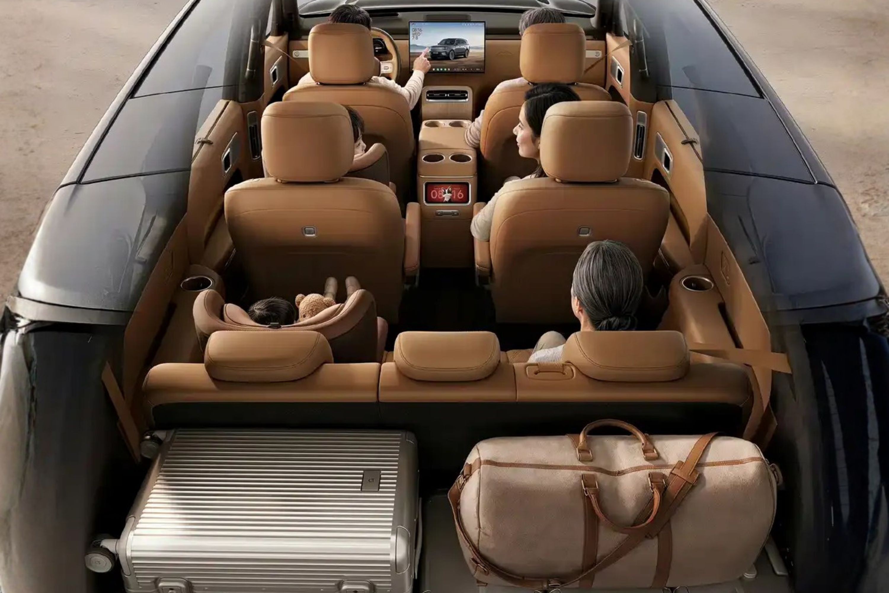 Vista a&eacute;rea do interior de um carro de luxo com seis pessoas, incluindo um beb&ecirc; em cadeirinha, e bagagens. Os assentos s&atilde;o de couro marrom claro, e h&aacute; uma tela no painel exibindo um carro. Uma mala prateada e uma bolsa de viagem bege est&atilde;o no porta-malas