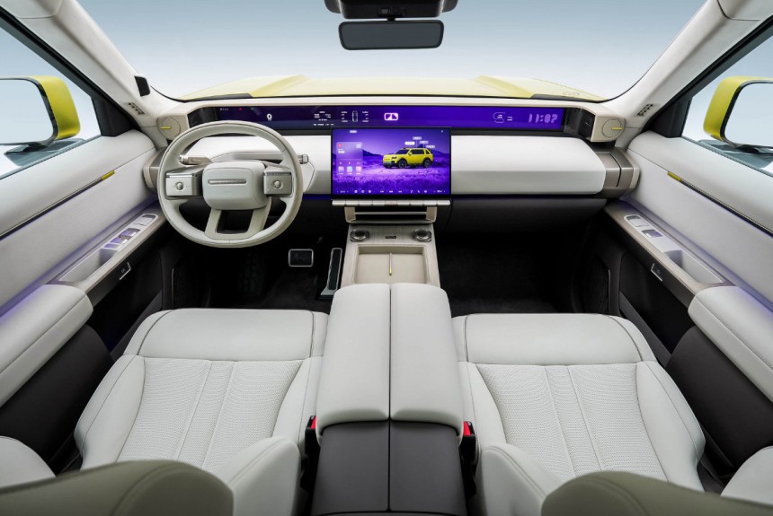 Interior moderno de um carro com bancos brancos, volante claro e painel digital roxo exibindo um ve&iacute;culo amarelo em uma tela central