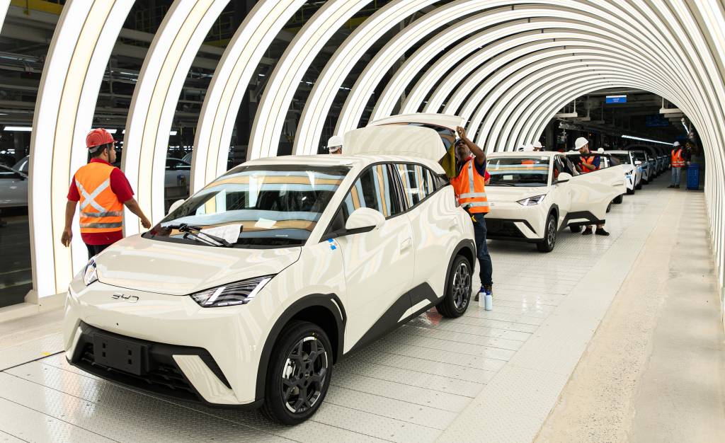 BYD promete nacionalizar peças do Song Pro, Dolphin Mini e King até o fim de 2026