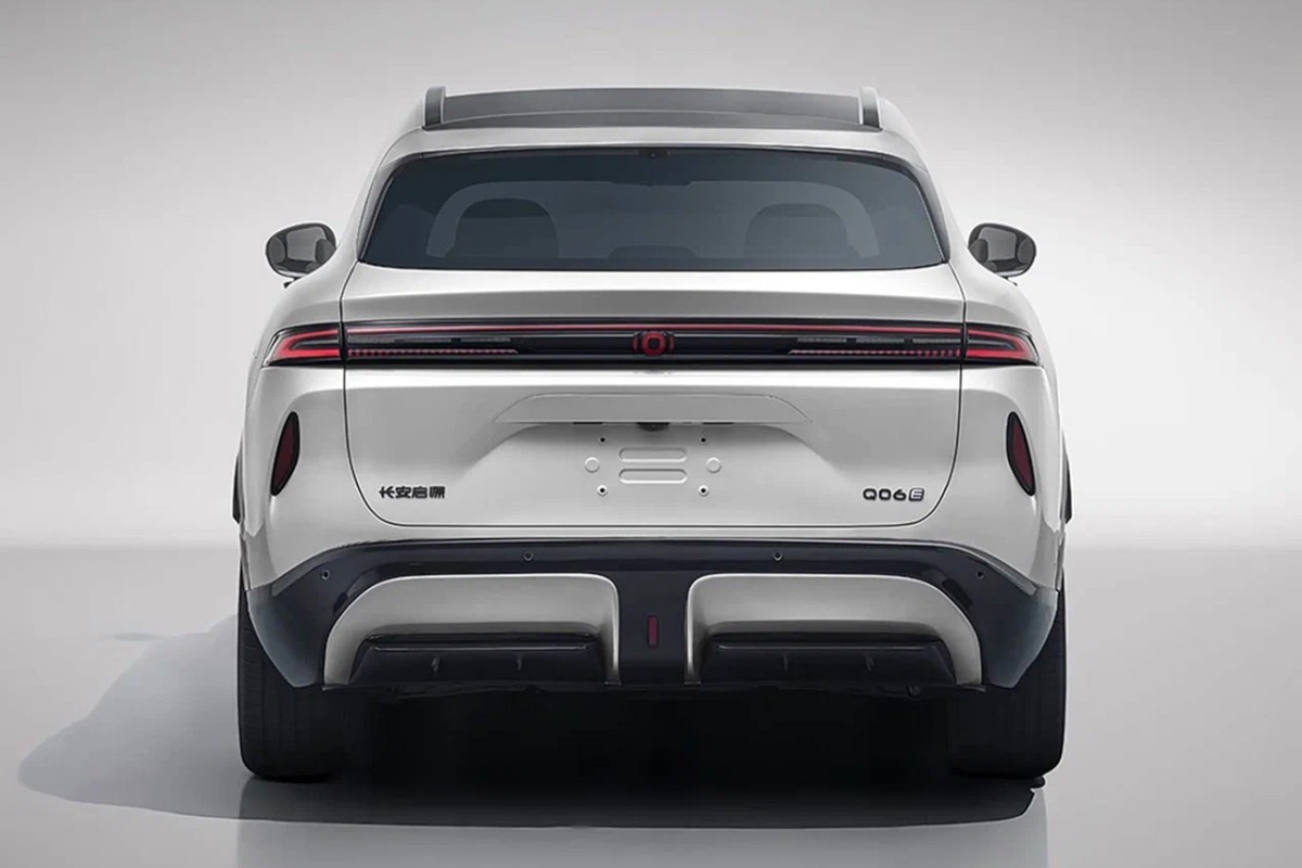 Traseira de um carro SUV branco com teto solar, lanternas horizontais finas e para-choque preto com detalhes em cinza claro. No porta-malas, &agrave; esquerda, h&aacute; caracteres chineses e &agrave; direita, 006.
