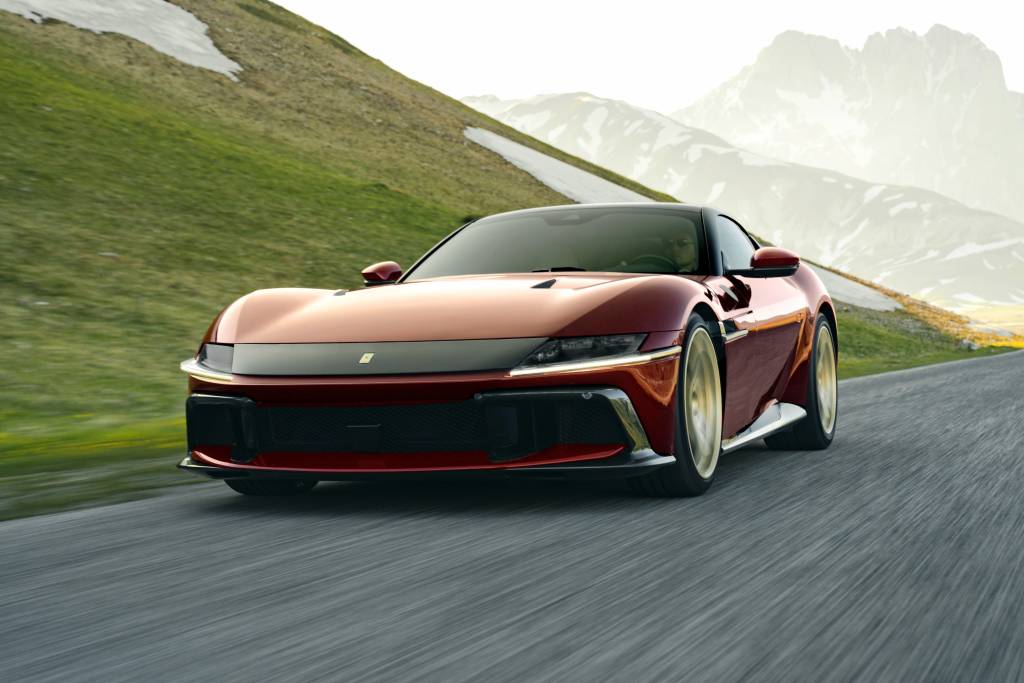 Ferrari 12Cilindri Manuale simula câmbio manual com pedal de embreagem e trancos