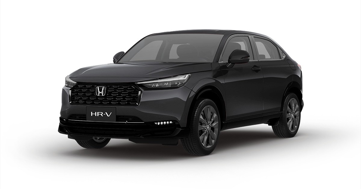 SUV Honda HR-V preto, visto de frente e levemente de lado, com grade frontal escura e far&oacute;is afilados, sobre fundo branco