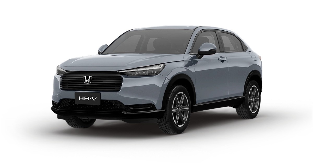 SUV Honda HR-V cinza-azulado, visto de frente e levemente de lado, com grade frontal preta e far&oacute;is afilados, sobre fundo branco