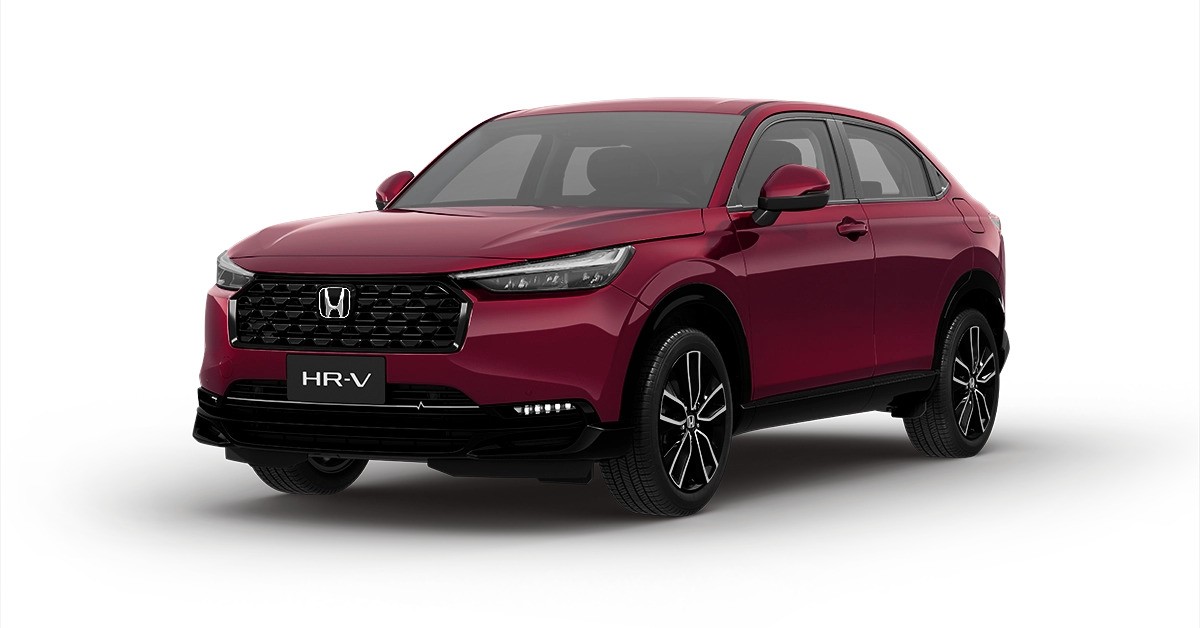 SUV Honda HR-V vermelho escuro, visto de frente e levemente de lado, com grade frontal preta, far&oacute;is afilados e rodas pretas com detalhes prateados, em fundo branco