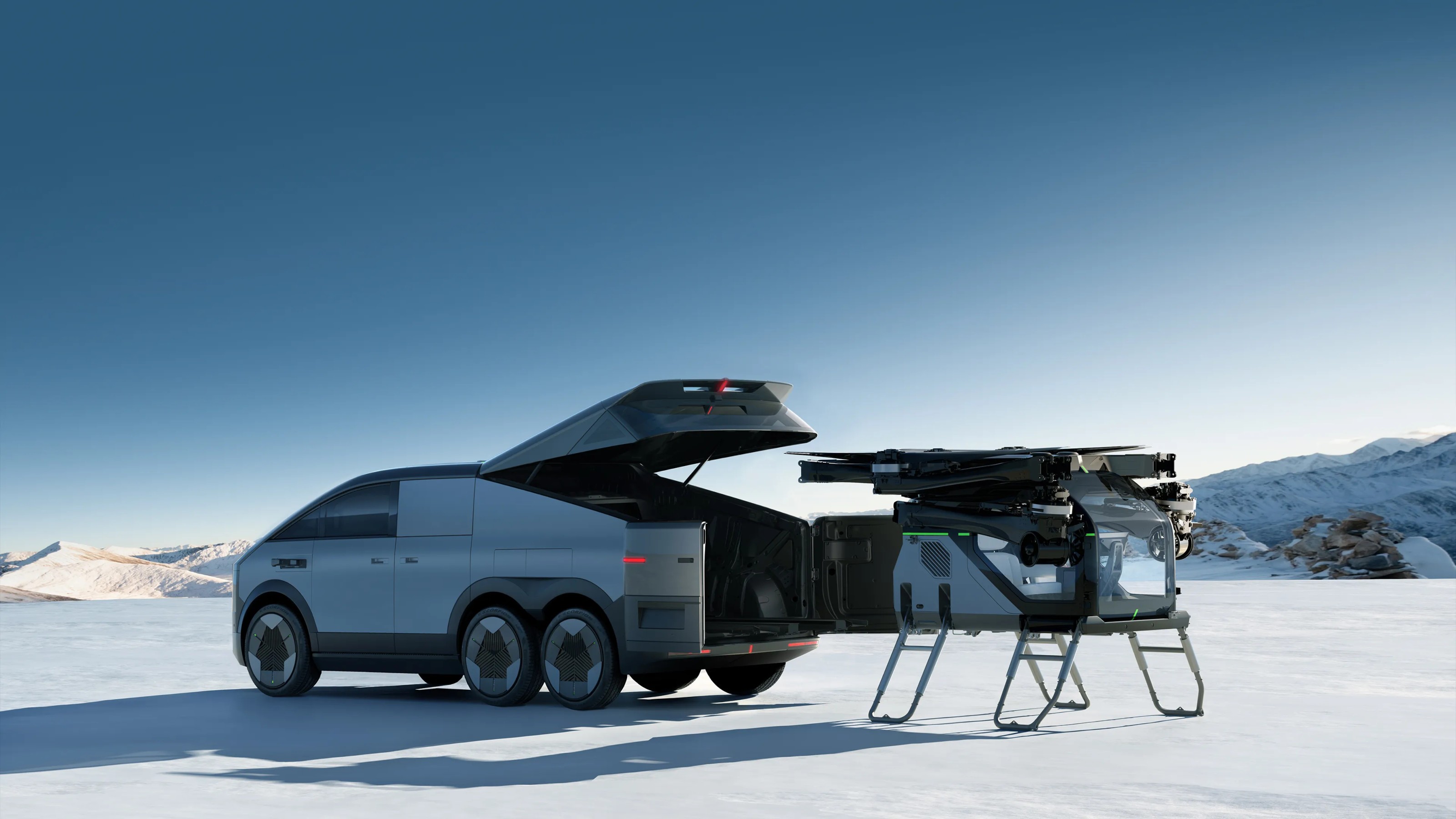 Ve&iacute;culo futurista cinza com seis rodas e porta-malas aberto, ao lado de um drone grande com h&eacute;lices dobradas, em paisagem nevada com montanhas ao fundo sob c&eacute;u azul