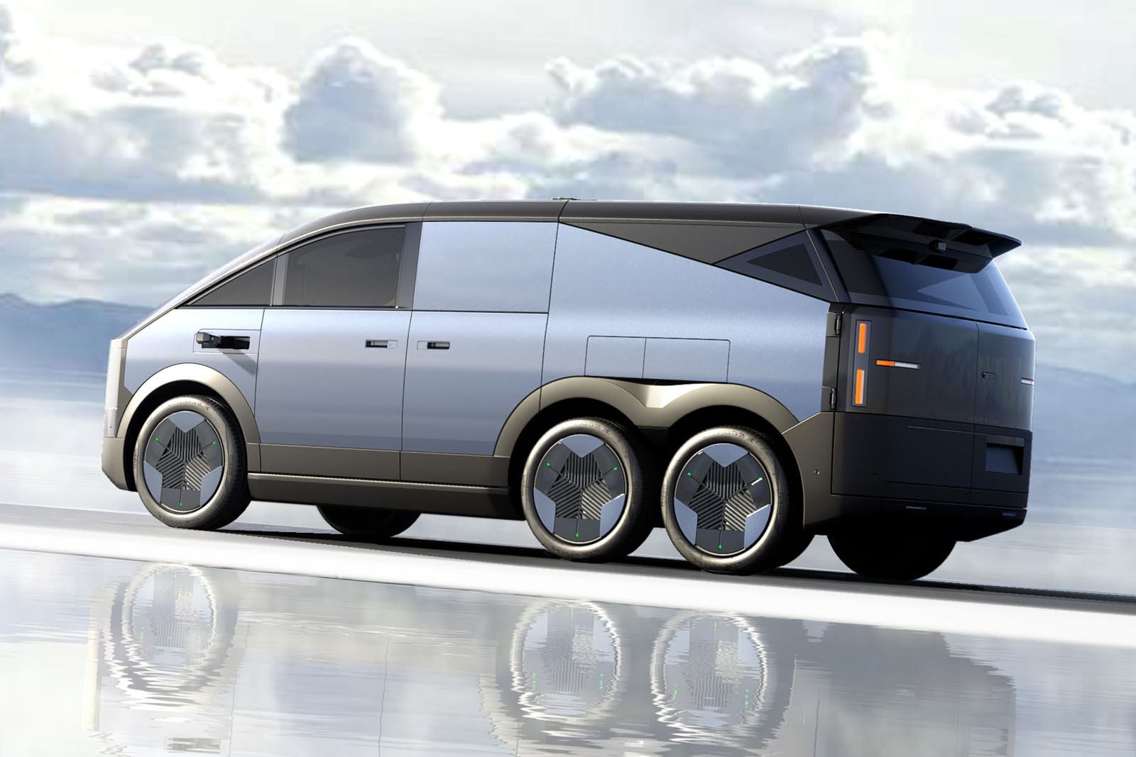 Ve&iacute;culo futurista cinza-claro com teto preto, seis rodas com calotas geom&eacute;tricas, parado em superf&iacute;cie espelhada sob c&eacute;u nublado