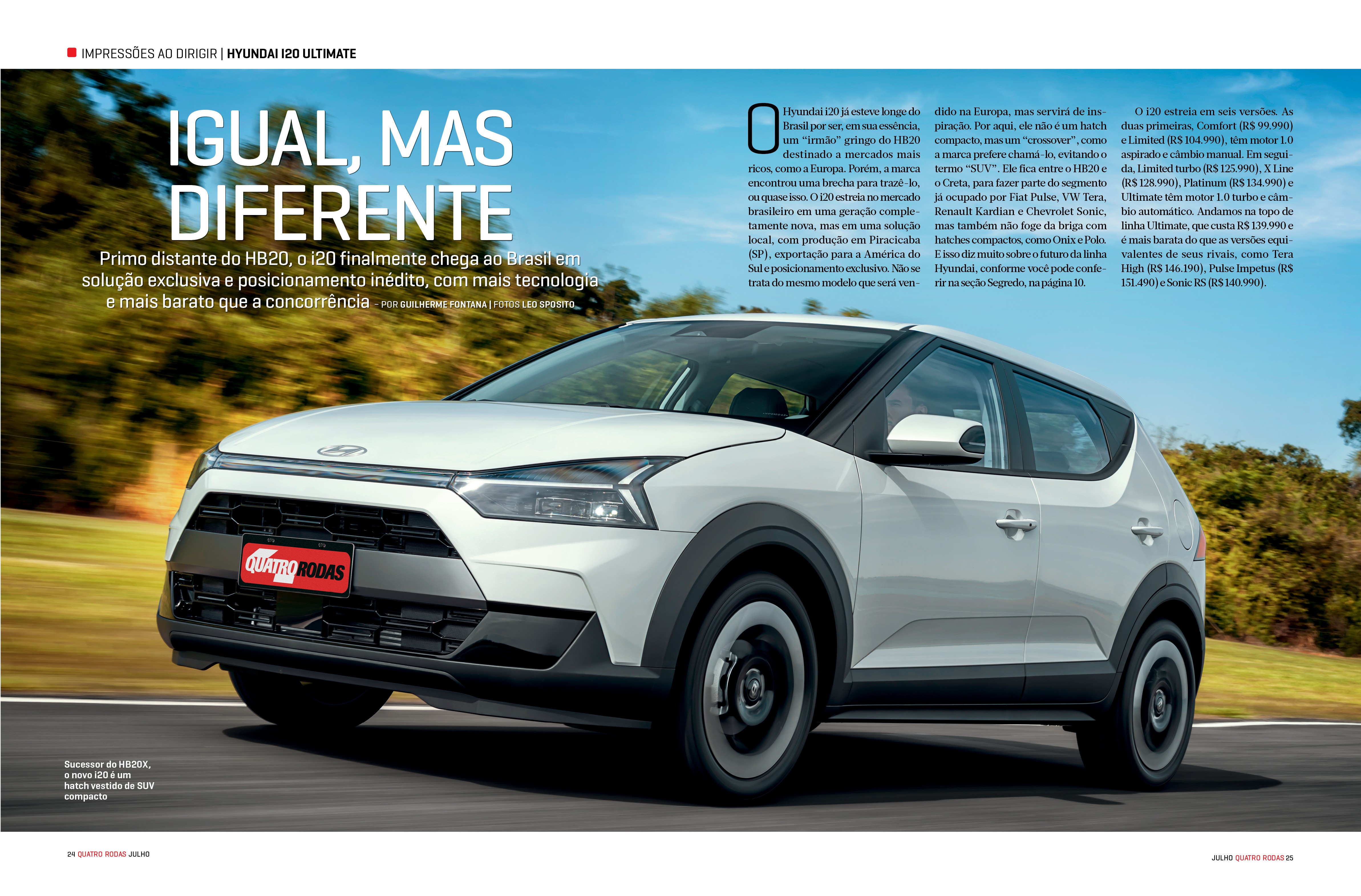 Um carro Hyundai i20 Ultimate branco, com detalhes pretos nos para-lamas e rodas, em movimento numa estrada, com &aacute;rvores e c&eacute;u azul ao fundo. A placa frontal vermelha exibe Quatro Rodas. O texto da revista destaca IGUAL, MAS DIFERENTE e a chegada do modelo ao Brasil